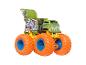 Groene Hot Wheels monstertruck met oranje banden en blauwe velgen.