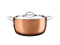 Koperen pan met deksel en metalen handvatten.