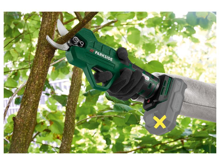 Parkside snoeischaar knipt een tak van een boom.