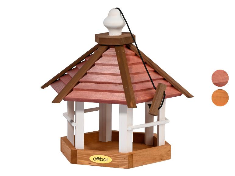 Houten vogelvoederhuisje met bruin dak en witte palen.