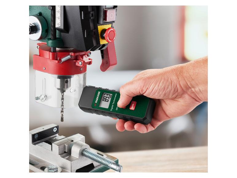 Parkside digitale toerenteller meet de snelheid van een kolomboormachine.