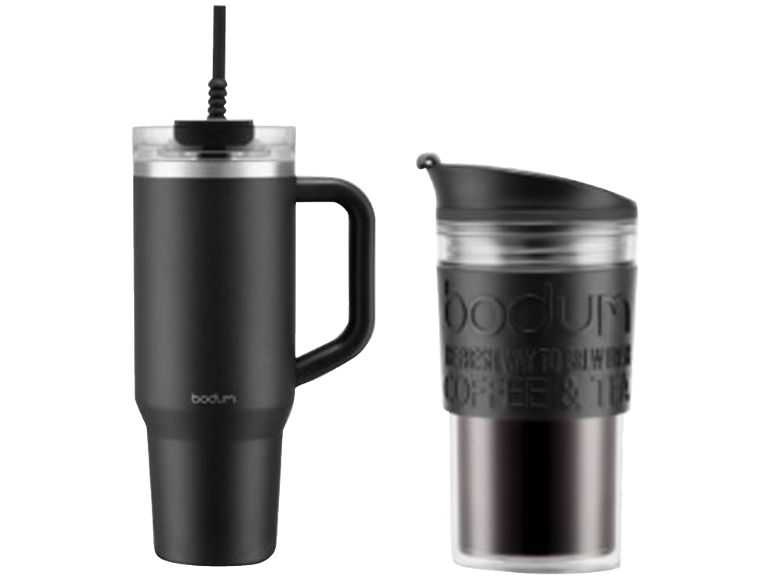 Twee zwarte reismokken, één met handvat en rietje, de andere met 'Coffee & Tea' label.