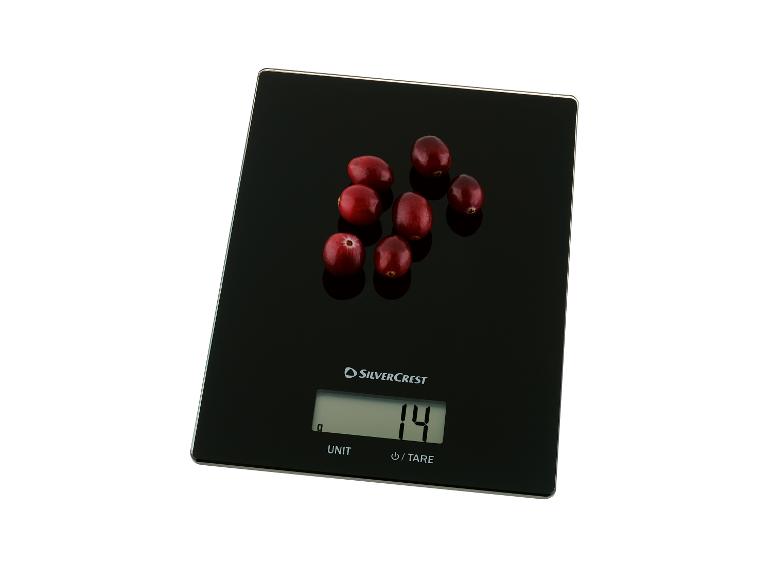 Een SilverCrest keukenweegschaal met cranberry's die 14 gram aangeeft.