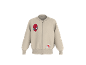 Beige bomberjack met rood en blauw superheldenlogo op de borst.