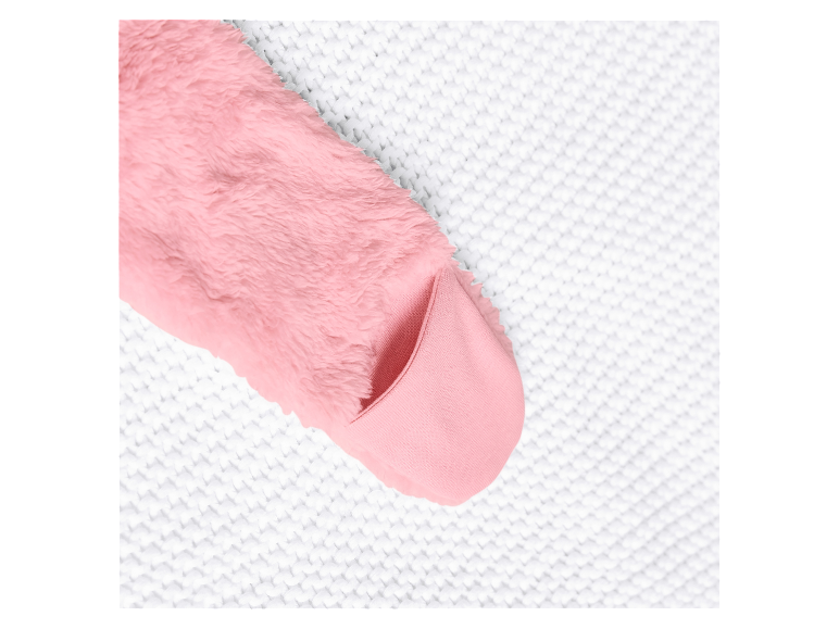 Detail van een zachte roze sweatermouw op een witte achtergrond.