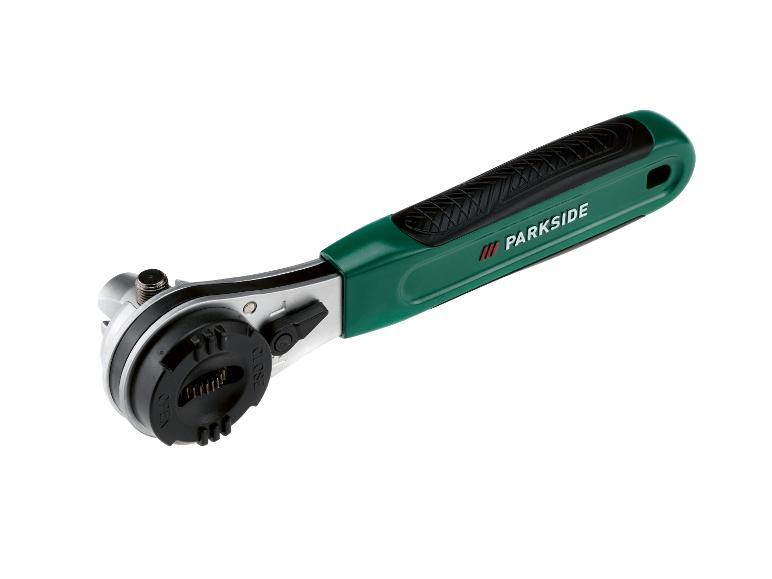 Een groene Parkside ratel met een zwarte handgreep.