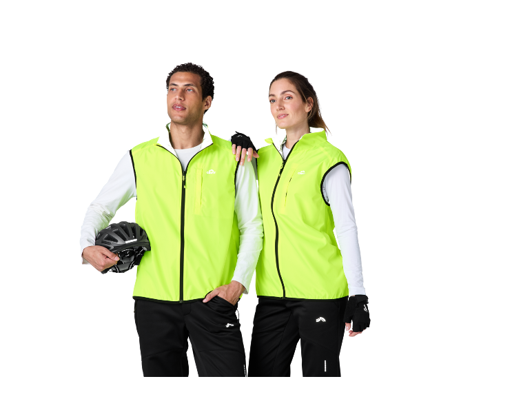Man en vrouw in gele fietsvesten en zwarte broeken, man houdt een helm vast.