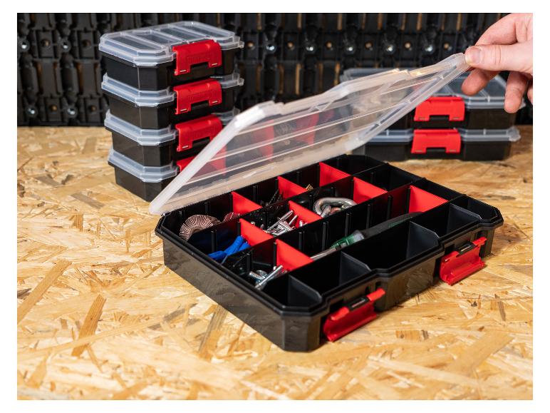 Modulaire opbergdozen met transparante deksels, één open met kleine onderdelen en gereedschap.