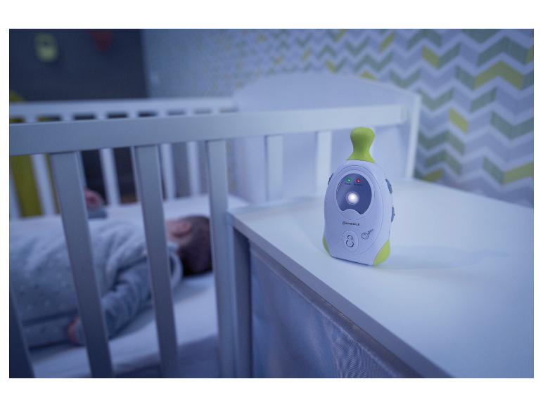 Jadabulle babyfoon op een nachtkastje naast een babybedje met een baby.