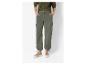 Groene cargo broek met beige sneakers