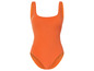 Een oranje badpak met een ronde halslijn.