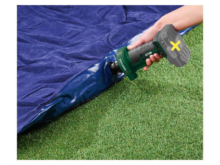 Elektrische luchtpomp blaast een blauw opblaasbaar matras op groen gras op.