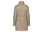 Beige gewatteerde jas met lange mouwen.