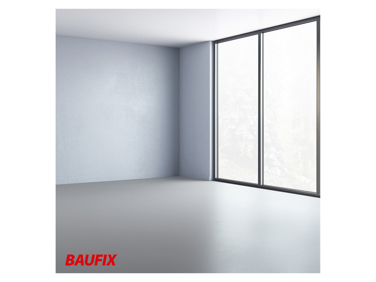 Een lege kamer met een groot raam en de tekst 'BAUFIX'