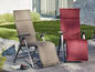 Twee ligstoelen met rugleuning en voetenbankje, in beige en rood.