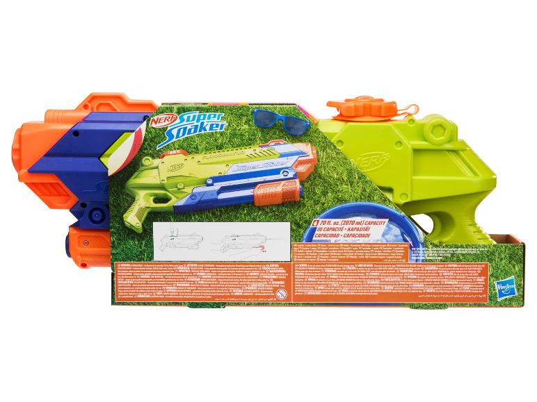 Twee waterblasters en zonnebrillen in verpakking met grasachtergrond.