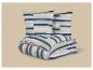 Gestreept dekbedovertrekset met twee kussens en een opgevouwen dekbed in blauw, groen en beige.