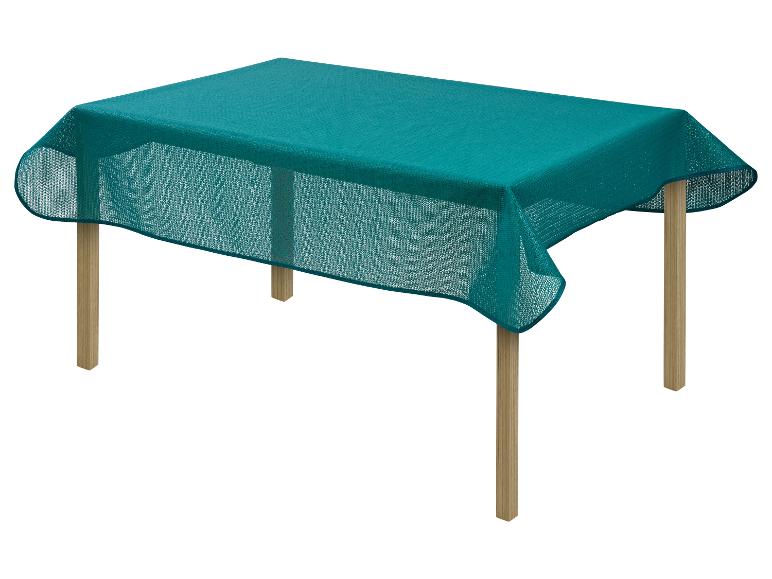 Turquoise tafelkleed op houten tafel.