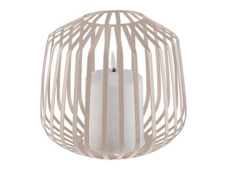 Decoratieve lantaarn met een LED-kaars in beige