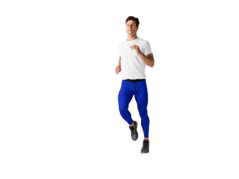 Man in wit T-shirt en blauwe legging aan het hardlopen.