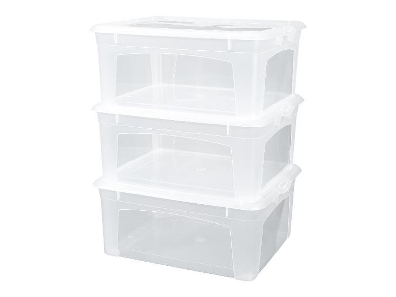 Drie stapelbare, transparante opbergdozen.
