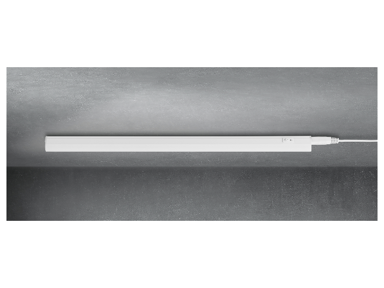 Een witte LED-lichtbalk gemonteerd op een grijze muur.