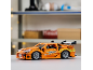 Oranje speelgoedauto op een tafel met een wazige achtergrond