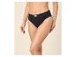 Vrouw in zwarte geribbelde slip met de tekst 'LOVE COTTON' op de tailleband.