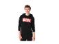 Een man draagt een zwarte hoodie met Marvel-logo.