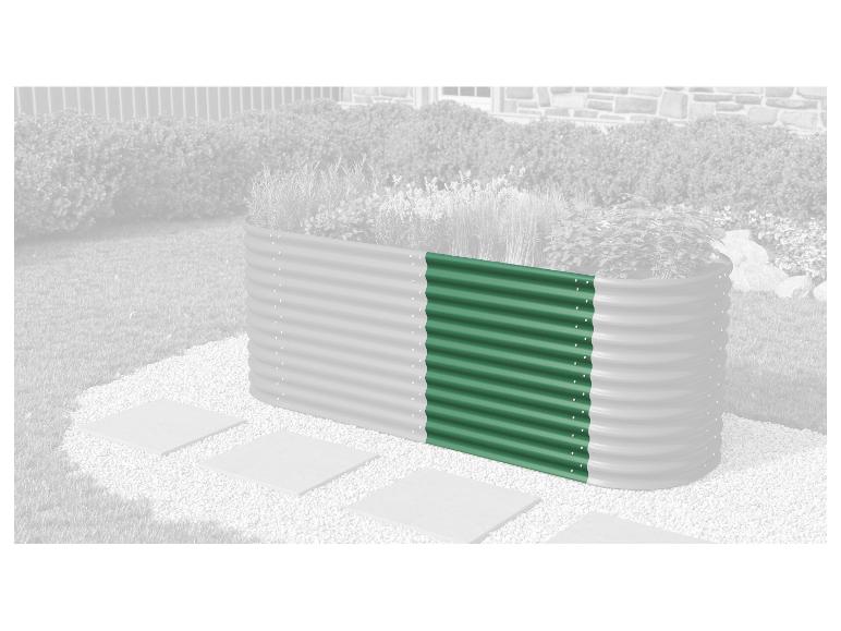 Groene en grijze metalen verhoogde moestuinbak met planten, op een wit grindpad met stapstenen.