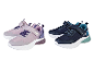 Kindersneakers: lila voor meisjes en donkerblauw voor jongens.