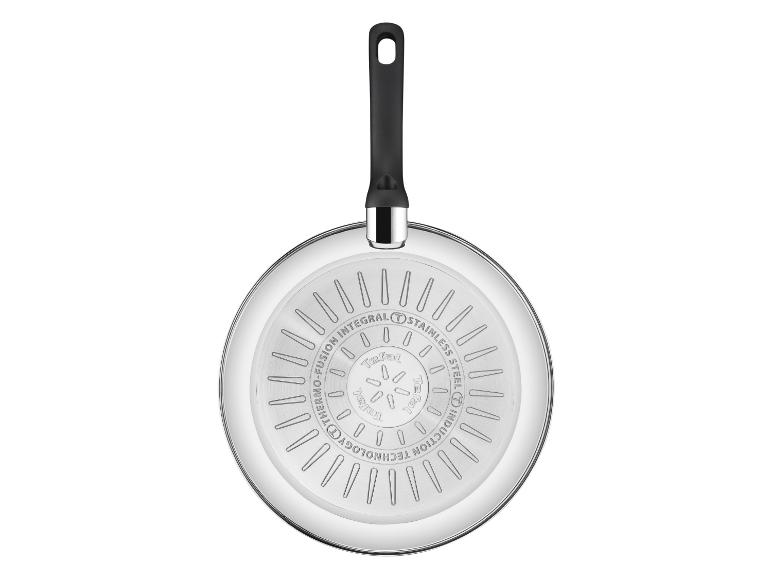 De onderkant van een Tefal-pan met een roestvrijstalen en inductiebasis