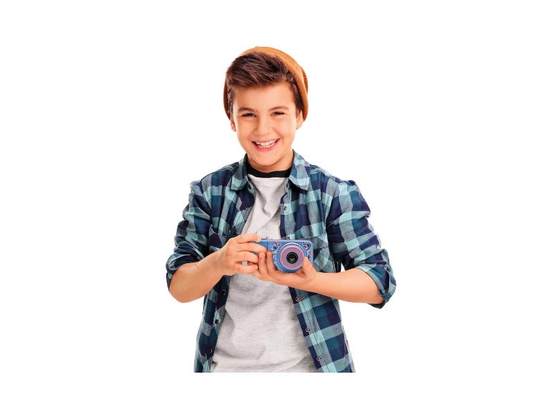 Blije jongen met een blauwe Stitch-camera.