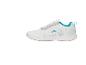 Witte sportschoenen met blauwe details en witte veters.