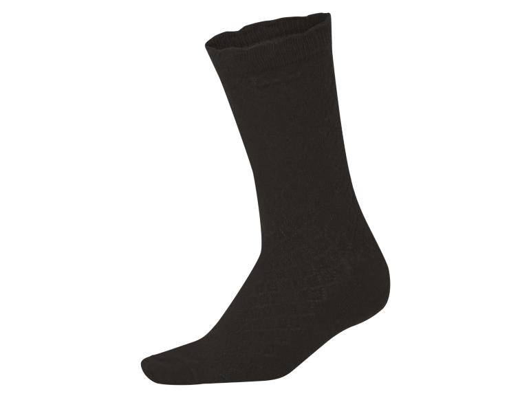 Een zwarte sok, afgebeeld op een witte achtergrond