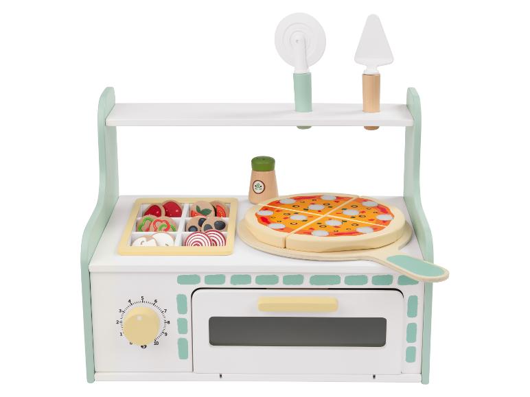 Houten speelgoedpizzaoven met pizza, toppings en serveergerei.