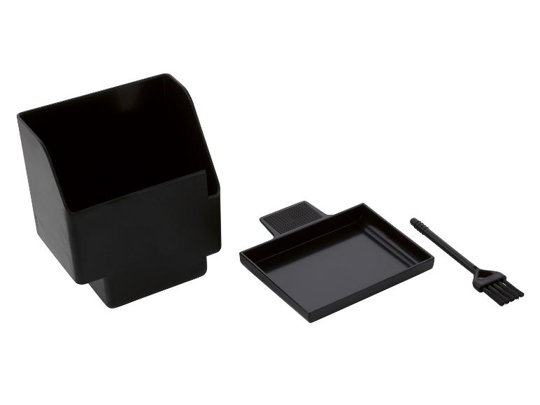 Zwarte koffiezetapparaat accessoireset: houder, dienblad en borstel.