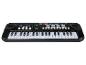 Een zwart elektronisch keyboard met 37 toetsen, luidsprekers en een digitaal display.