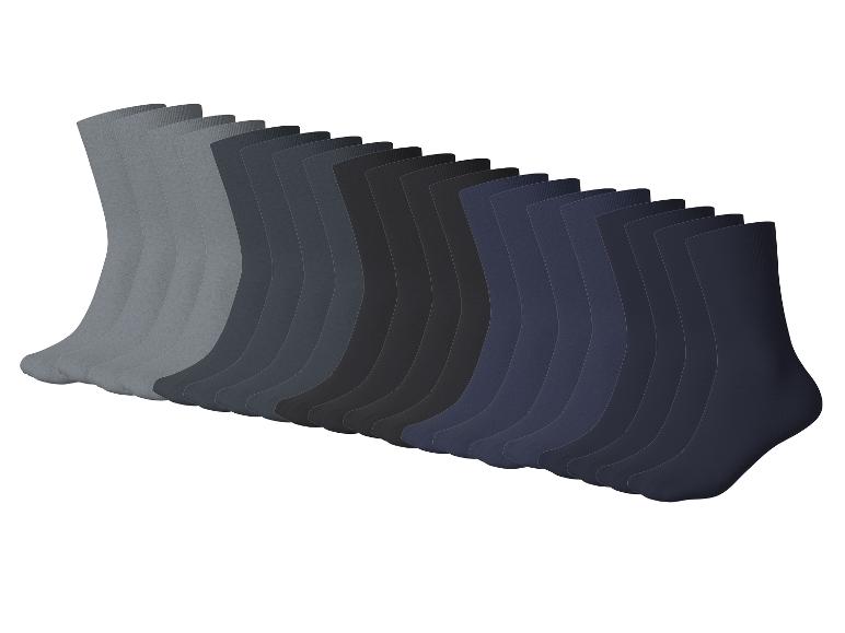 Een rij herensokken in diverse tinten grijs, zwart en blauw.