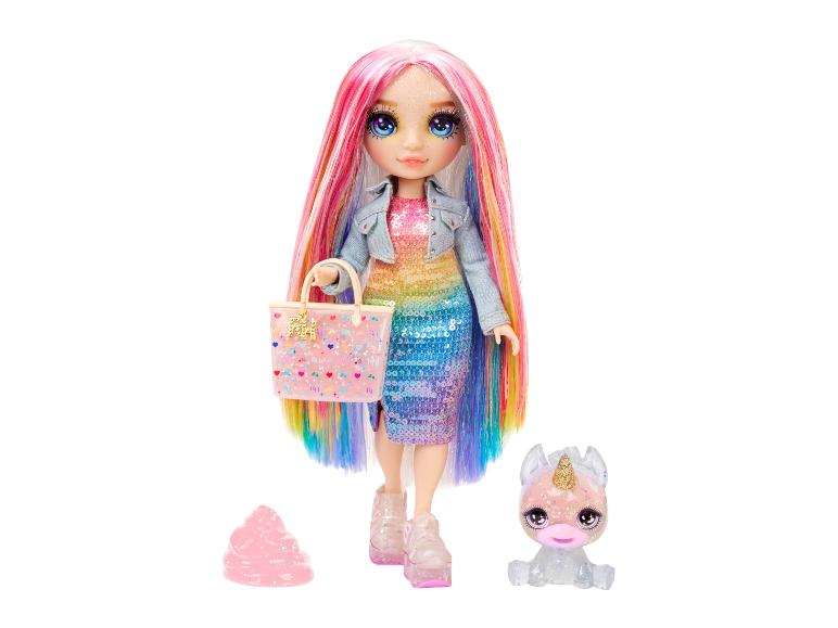 Pop met regenbooghaar, paillettenjurk en accessoires, inclusief een eenhoornfiguur.