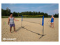 Twee personen spelen badminton op het strand met een Schildkröt net.