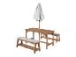 Houten kindertafel en bankjes met grijze parasol met witte sterren.