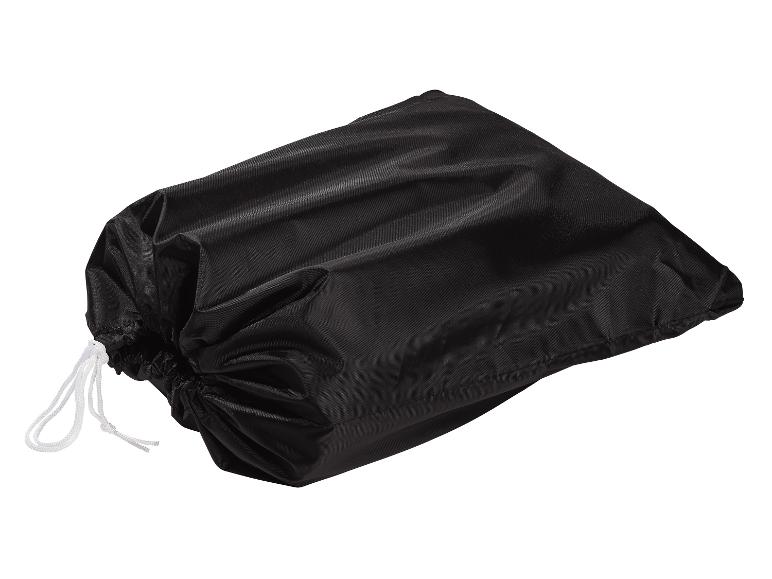 Zwarte stoffen trekkoordtas op een witte achtergrond.