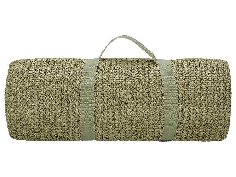 Opgerolde kaki gevlochten strandmat van materiaal met handvat.