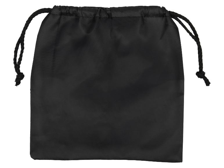 Een zwart trekkoordzakje op een witte achtergrond.