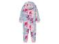 Een roze onesie met capuchon met een tie-dye print.