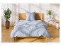 Een bed met een blauwe dekbedovertrek met geometrisch patroon