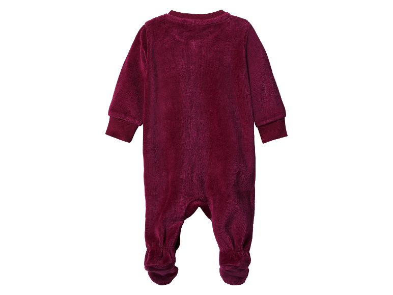 Een donkerrode velours baby romper met lange mouwen.