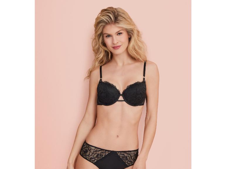 Een zwarte bh en slipje met kant.