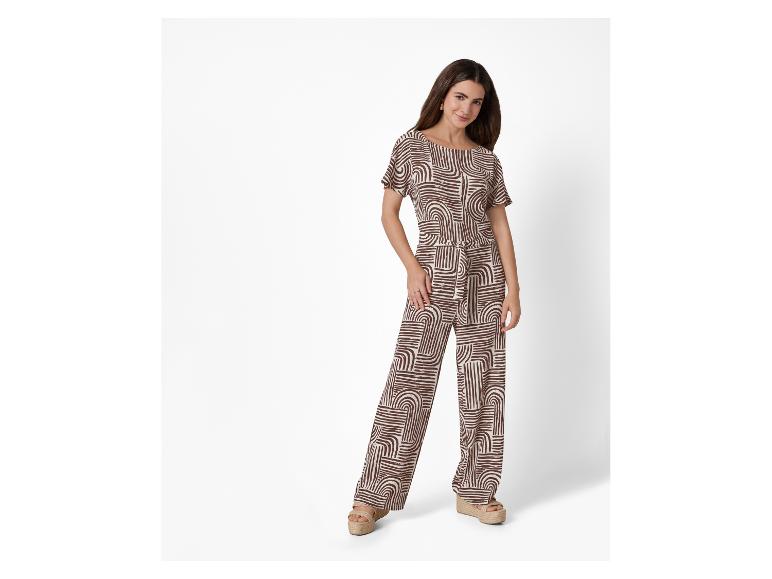 Bruin-beige jumpsuit met geometrisch patroon.